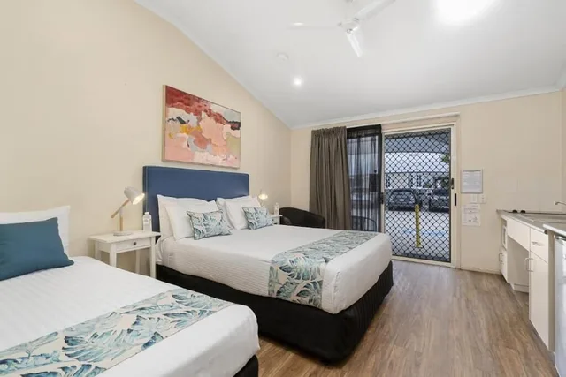 غرفة ثلاثية بسرير كوين وسرير فردي لذوي الإعاقة، Caboolture Central Motor Inn 1/4