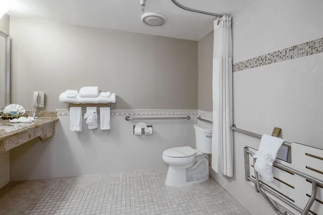 غرفة قياسية بسريرين كوين لذوي الإعاقة، Best Western Plus Newport Mesa Inn 7/7