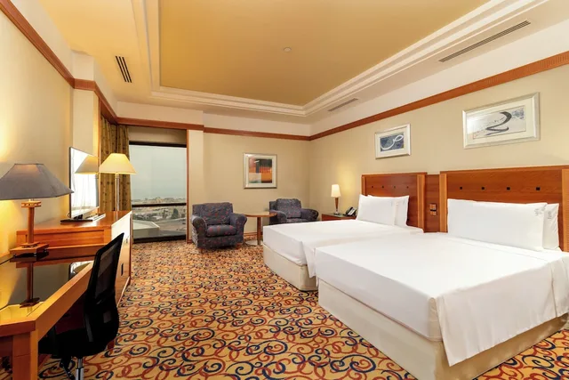 غرفة بريميوم بسريرين منفصلين مع دخول صالة النادي، Holiday Inn Kuwait 1/5
