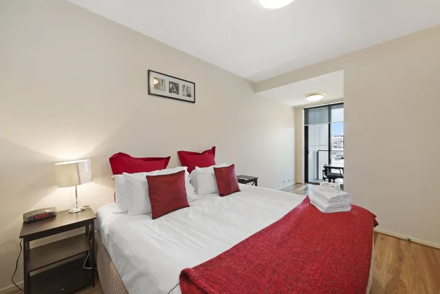 3 Bedrooms, Apartment, 1 King and 2 Queen Beds, Docklands Private Collection of Apartments - NewQuay 1/4