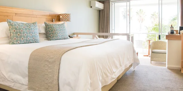 غرفة بسرير كينج بإطلالة على البحر، The Bay Hotel 3/7