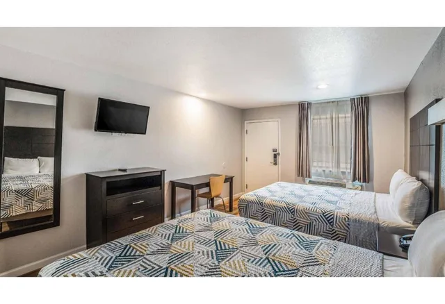 2 Queen Beds Non-Smoking, Micfridge، Motel6 Dallas, TX 5/9
