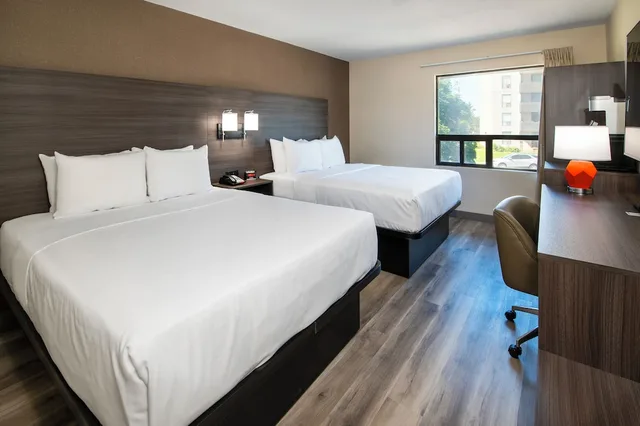 Room, 2 Queen Beds, Pool Access، Quality Inn Chatham, ON 3/7