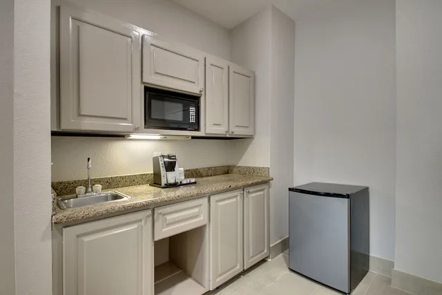 جناح بسرير كينج بغرفة نوم واحدة مع أريكة بحوض جاكوزي، Holiday Inn Express Hotel & Suites Laurel 1/1