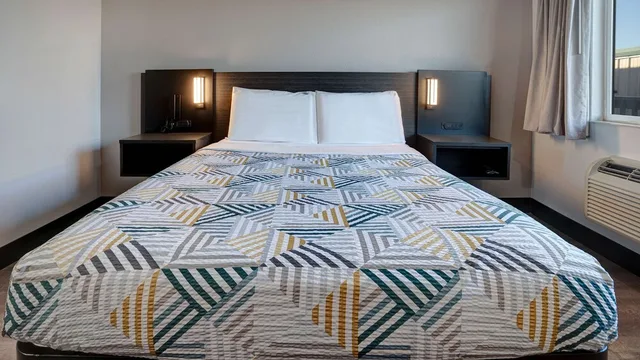 غرفة ديلوكس بسرير كوين، Motel6 Eureka, CA – Redwood Coast 5/10