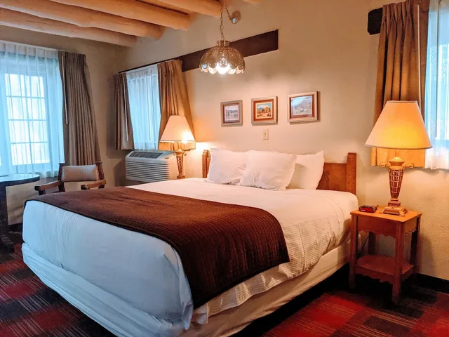 Superior, Queen Bed, Sagebrush Inn Suites 2/8