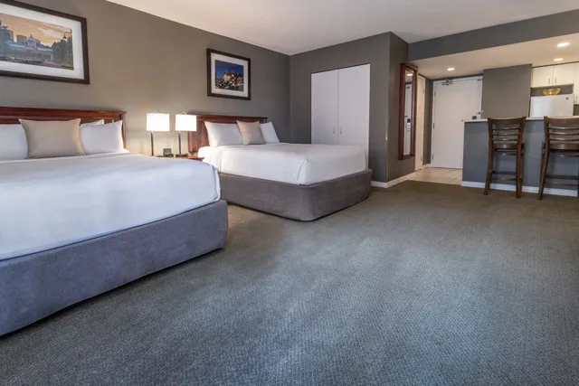 جناح بسريرين كوين، Hotel Faubourg Montreal 2/10
