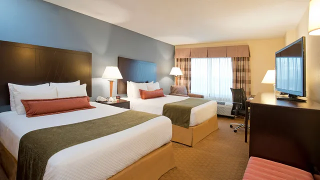 غرفة قياسية بسريرين كوين، Best Western Plus Hotel & Conference Center 3/7