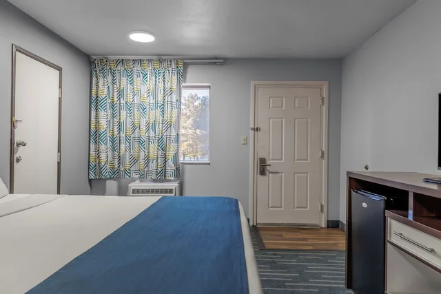 غرفة بسرير كينج، Studio6 Flagstaff, AZ 4/7