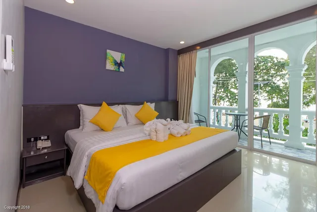 غرفة سوبيريور بسرير كينج بإطلالة على البحر بشرفة، MODERN LIVING HOTEL 2/10