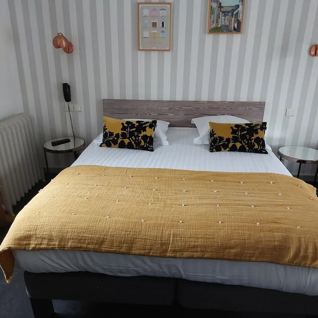 Comfort, Queen Bed, Patio, Hotel the Originals Saint Valery Sur Somme La Colonne de Bronze Ex In 7/10