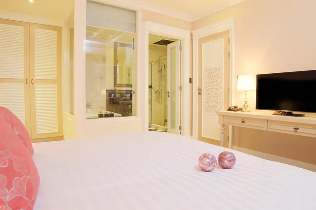 جناح تنفيذي بسرير كوين، The Raya Surawong Bangkok 4/6