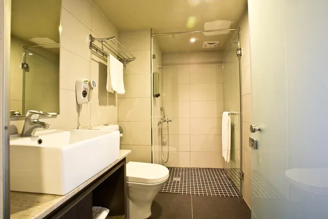 Economy, Twin Beds, No Window، Fine Hotel 2/3