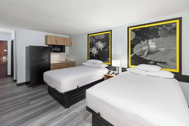 غرفة بسريرين مزدوجين بمطبخ صغير، Super 8 by Wyndham Alexandria LA 2/7
