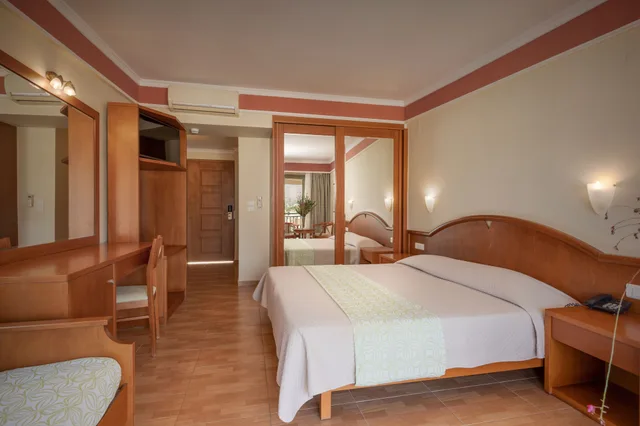 غرفة قياسية بسريرين منفصلين بإطلالة على البحر مع أريكة، Hydramis Palace 2/4