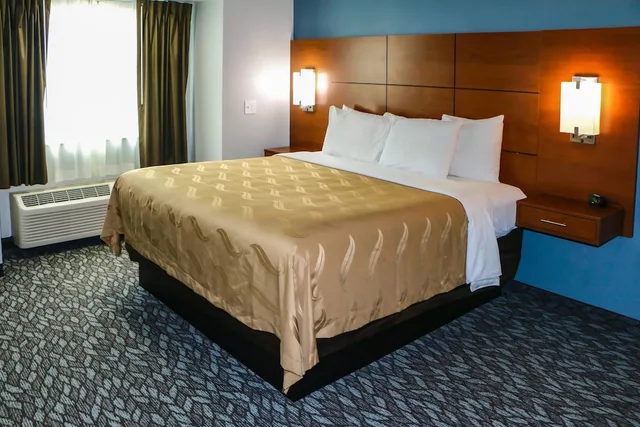 جناح بسرير كينج مع أريكة، Quality Inn and Suites Watertown Fort Drum 1/9