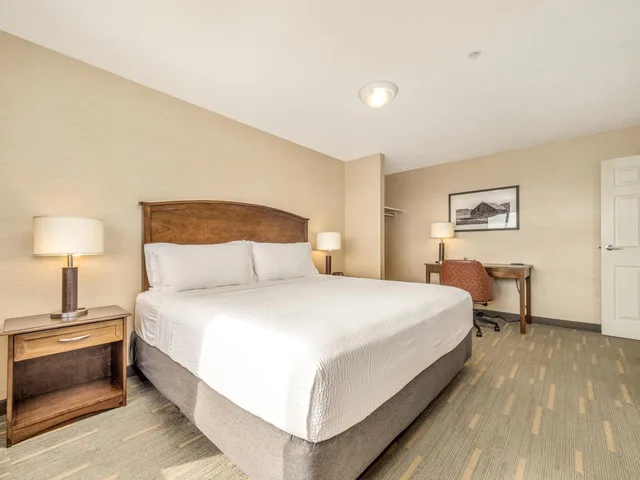 جناح، HOLIDAY INN LETHBRIDGE 3/10