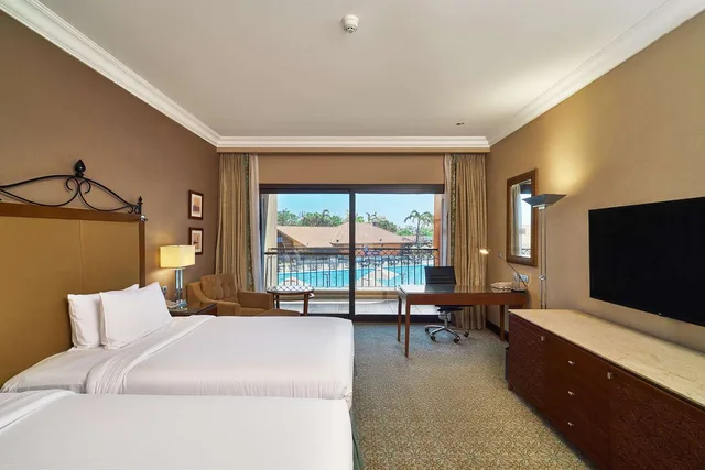 غرفة تنفيذية تنفيذية بسريرين منفصلين بإطلالة على المسبح مع دخول الصالة، Hilton Alexandria Kings Ranch 1/4