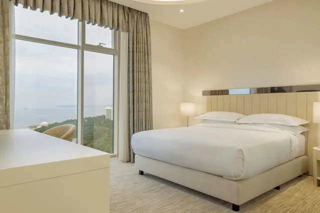 جناح كلوب بسرير كينج بشرفة، SHERATON BATUMI HOTEL 1/4