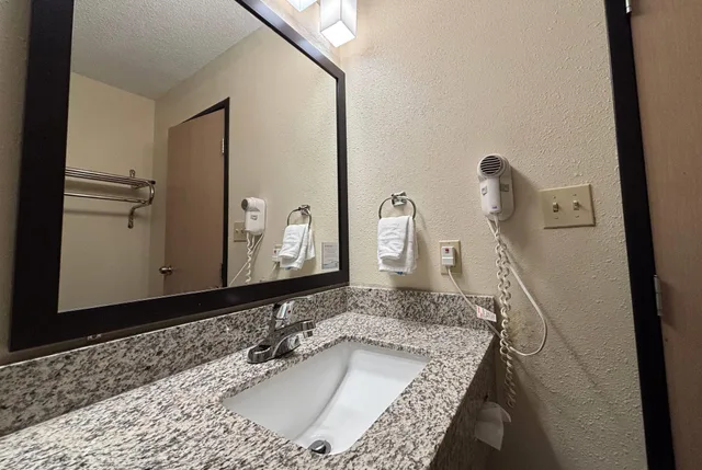 Room, King Bed, Super 8 By Wyndham Metropolis 3/4