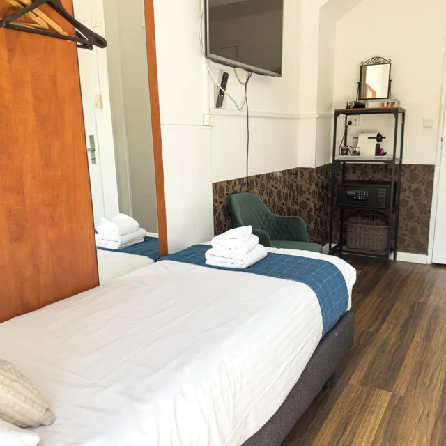 غرفة بسريرين منفصلين، Amsterdam Inn Hotel 7/10