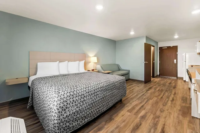 غرفة أساسية مفردة بسرير كينج مع أريكة، WoodSpring Suites Easton Nazareth 1/2