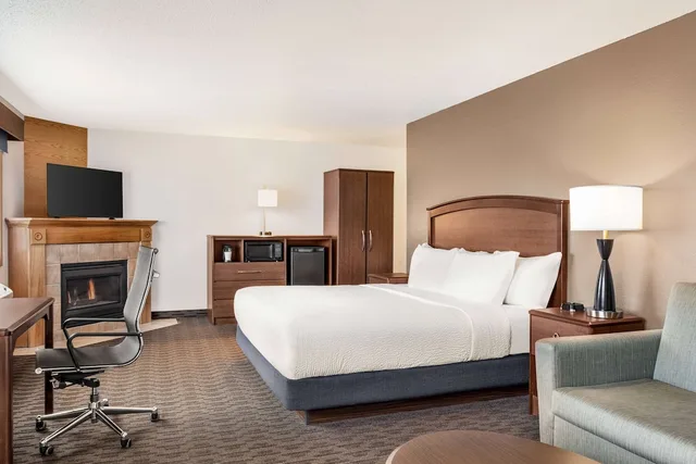 Suite, King Bed, Sofa, Americinn By Wyndham Baudette 3/9
