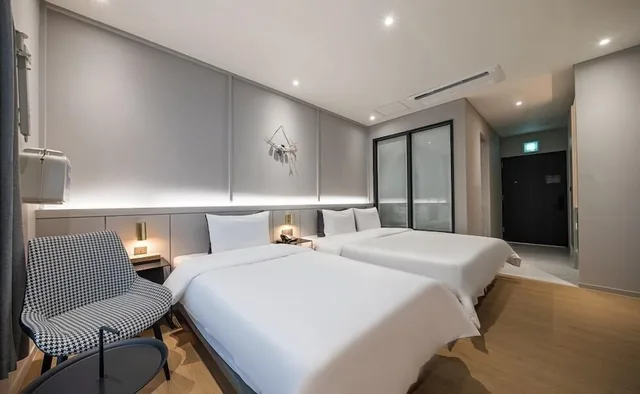 Room, Twin Beds, 1 King and 1 Single Beds, New Building، Brown Dot Hotel Masan 2/3