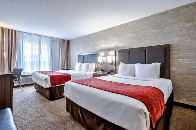 غرفة بسرير كينج وسريرين كوين، Comfort Inn and Suites South Calgary 1/5