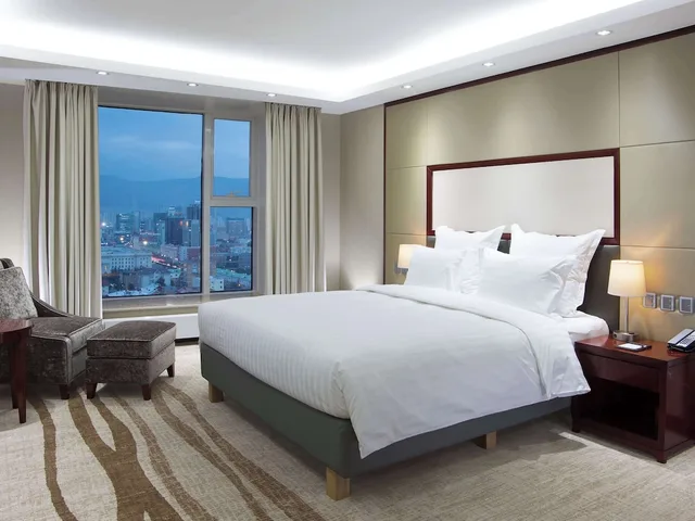 غرفة قياسية بسريرين منفصلين مع أريكة، Novotel Ulaanbaatar 3/9