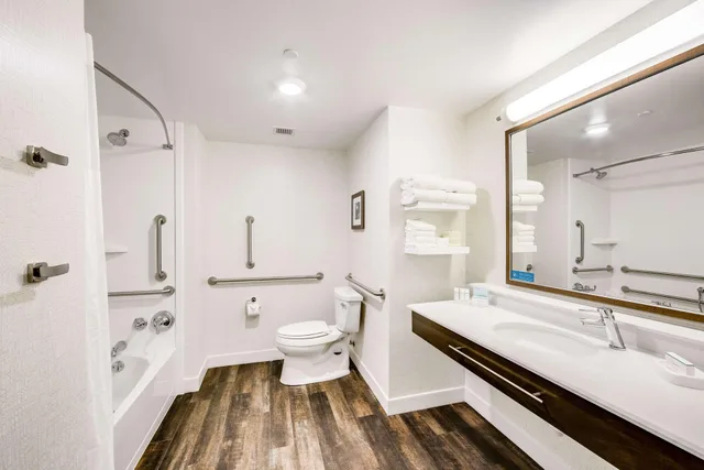 جناح بسرير كينج، Hampton Inn and Suites Fort Worth Downtown, TX 1/3