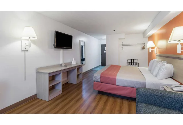 1 King Bed - Non-Smoking, Micfridge, Motel6 Lawrence, KS 2/3