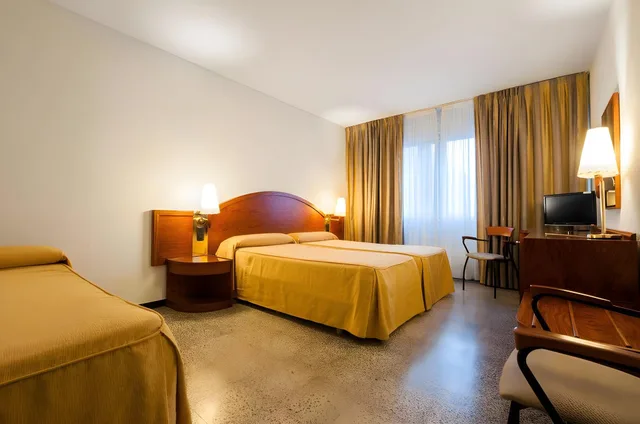 غرفة قياسية رباعية، Hotel Gaudi 1/1