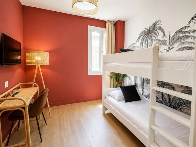 غرفة عائلية رباعية بسرير كينج وأسرّة بطابقين، Hotel Kyriad Marseille Centre Paradis Prefecture 7/10