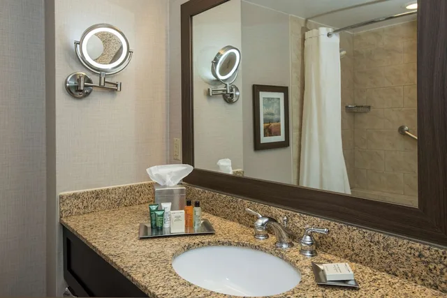 Room, King Bed, Pool Side, Direct Pool Access، Hilton Winnipeg Airport Suites 5/7