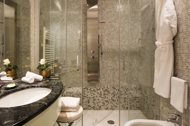 غرفة عائلية بسرير كوين وسريرين منفصلين، Villa Michelangelo Vicenza Starhotels Collezione 8/9