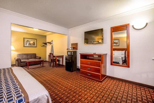غرفة قياسية بسرير كينج، Regency Inn Suites Downey 4/5
