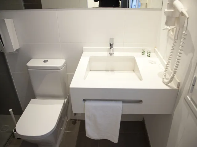 شقة بسرير كوين وسريرين فرديين بشرفة بـ3 غرف نوم مع أريكة، Flats Friends Soho Suites 9/10