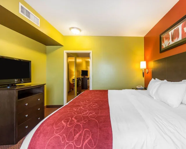 جناح، Comfort Suites Knoxville East 1/4