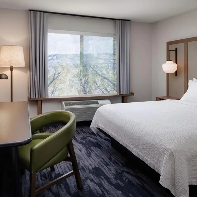 غرفة بسرير كينج بحوض استحمام لذوي الإعاقة، Fairfield Inn And Suites Kelowna 1/4