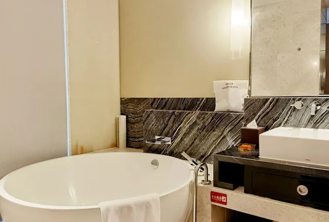 غرفة قياسية بسرير كينج بإطلالة على النهر، CROWNE PLAZA CHENGDU WENJIANG 8/10