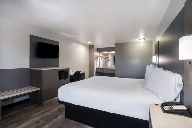 غرفة بسرير كينج بحوض استحمام لذوي الإعاقة، SureStay Hotel by Best Western Ukiah 6/8