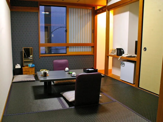 غرفة يابانية بفرشتي فوتون، Satomo Ryokan 2/3