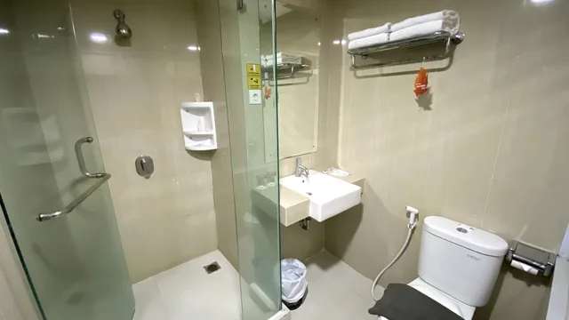 غرفة ديلوكس بسرير كينج بإطلالة على المدينة بغرفة نوم واحدة، Merapi Merbabu Hotels Resort Bekasi 7/7