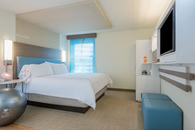 غرفة قياسية بسرير كوين، EVEN Hotel Norwalk 2/5