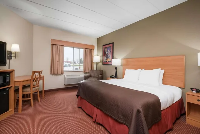 غرفة بسرير كينج لذوي الإعاقة، AmericInn by Wyndham Anamosa 1/5