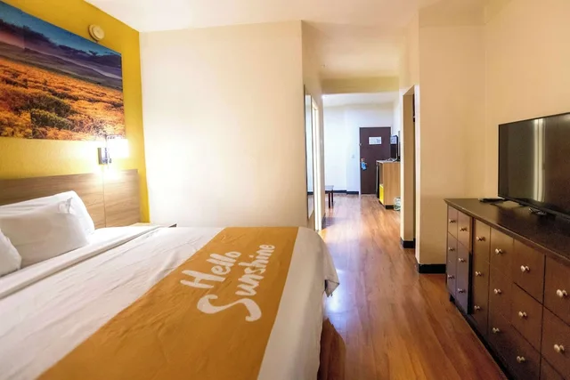 Deluxe, King Bed, Smoking, Days Inn & Suites By Wyndham Houston North/Aldine 1/6
