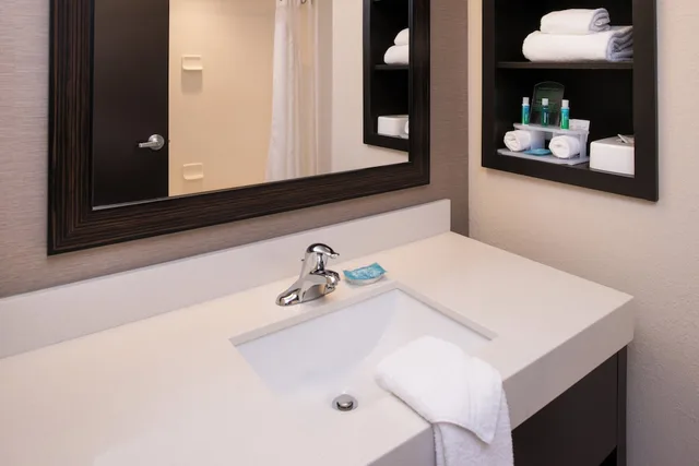 جناح بسرير كينج مع أريكة، Holiday Inn Express Suites Monroe 2/5