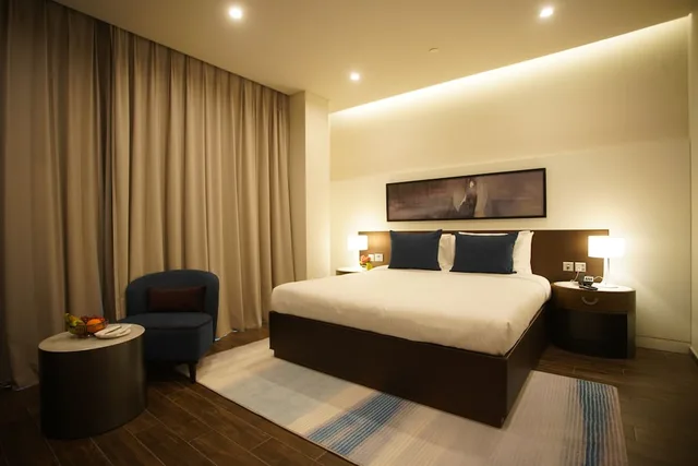 غرفة قياسية بسرير كينج، C - Hotel and Suites Doha 1/2