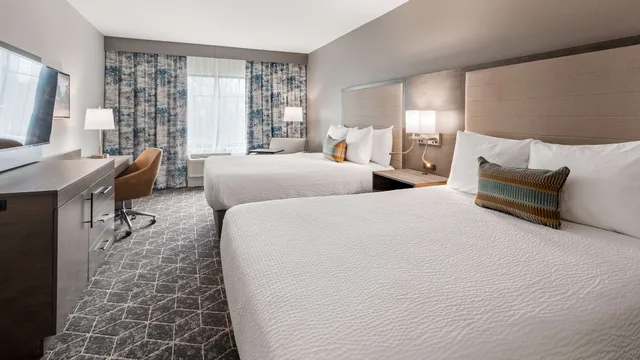 غرفة قياسية كبيرة بسريرين كوين مع أريكة لذوي الإعاقة، Best Western Plus Lawrenceburg 1/10